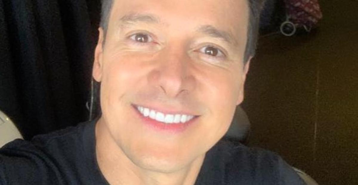 Rodrigo Faro se diverte mostrando o rebolado com a filha caçula: ”Multi dançarinos”