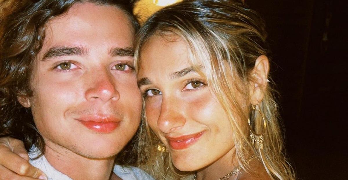 Sasha Meneghel e João Figueiredo mostram look impecável para desfile em Paris