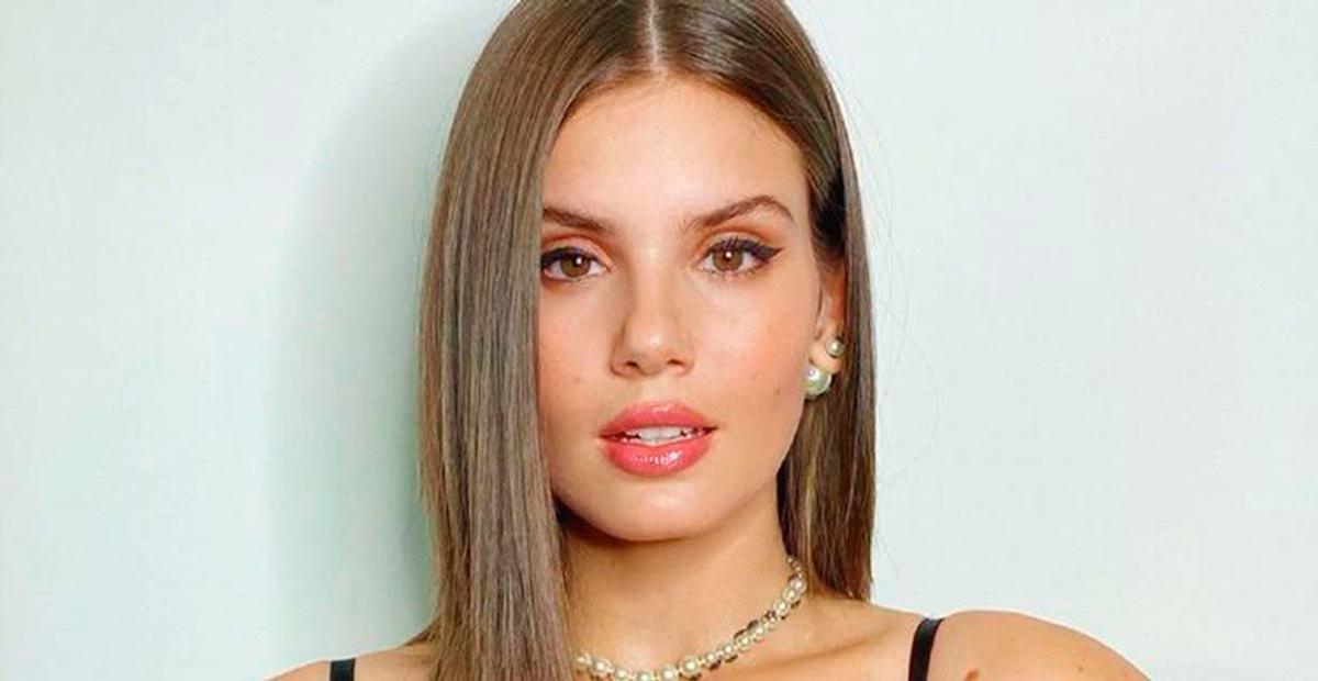 Camila Queiroz faz selfie só de roupão e aumenta a temperatura na web