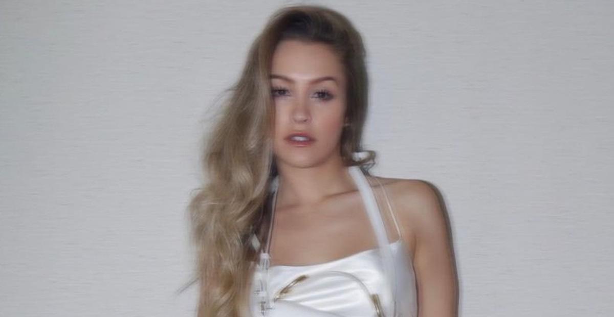 Só de camisa, Carla Diaz publica fotos perfeitas e recebe chuva de elogios