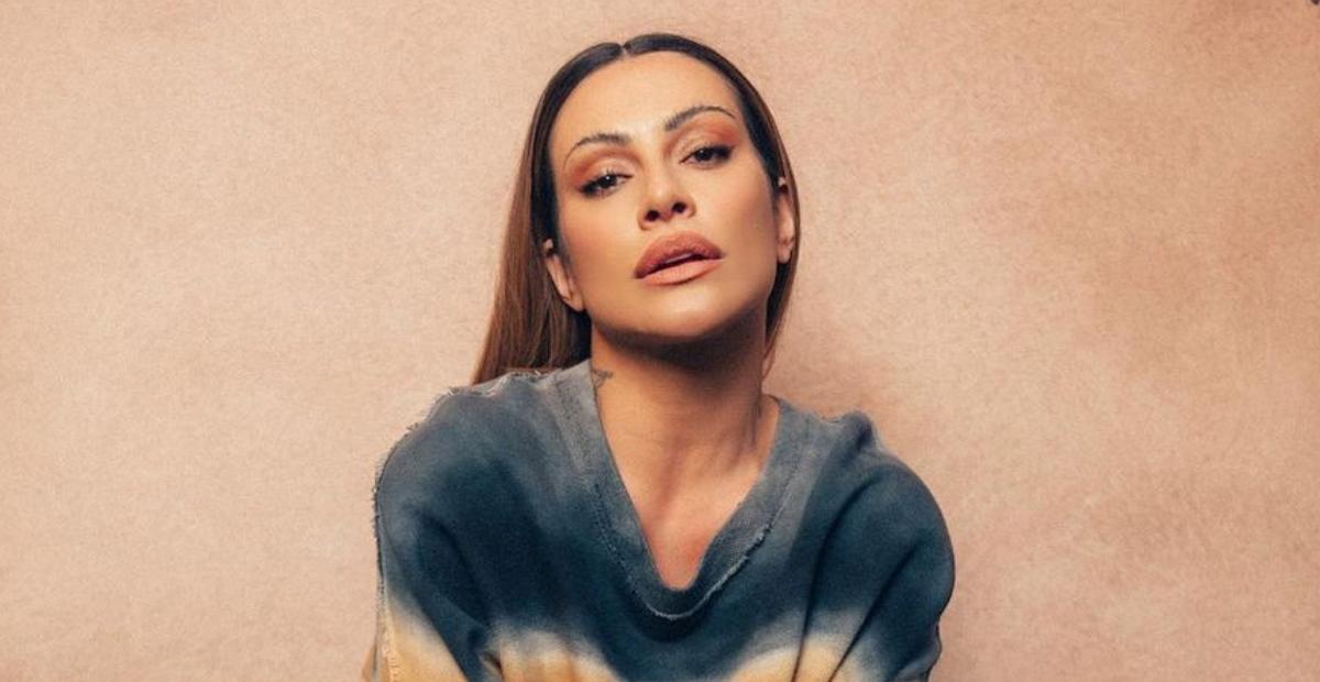 Em Dubai, Cleo exibe curvas esculturais com maiô cavadíssimo minúsculo: ”Que mulher é essa?”