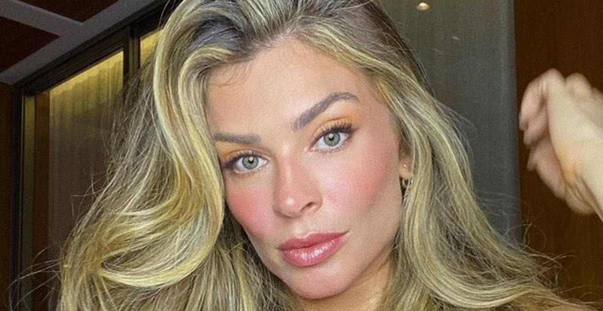 Poderosa, Grazi Massafera recebe chuva de elogios em selfie de batom vermelho: ”Obra de arte”