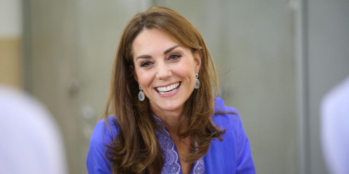 Kate Middleton inova ao apostar em terno completo para evento na Irlanda do Norte