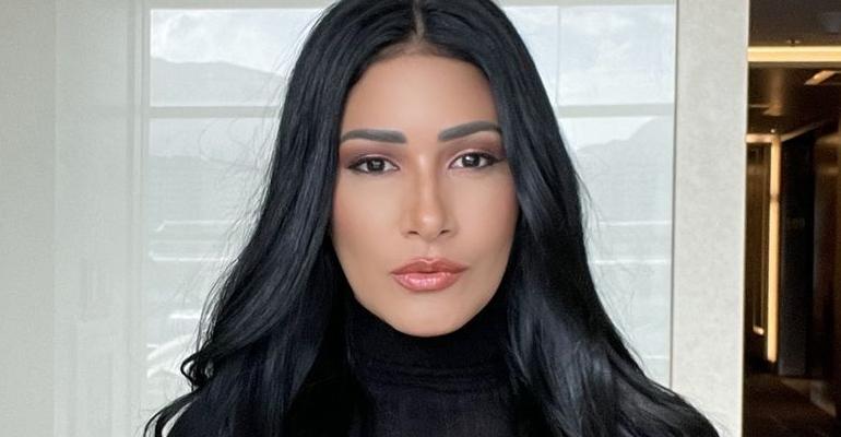 Simaria aposta em look decotado, chamativo e grifado de quase R$70 mil para desfile de moda em Paris