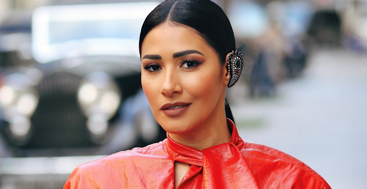 Simaria aposta em vestido vermelho para segundo dia de desfile em Paris