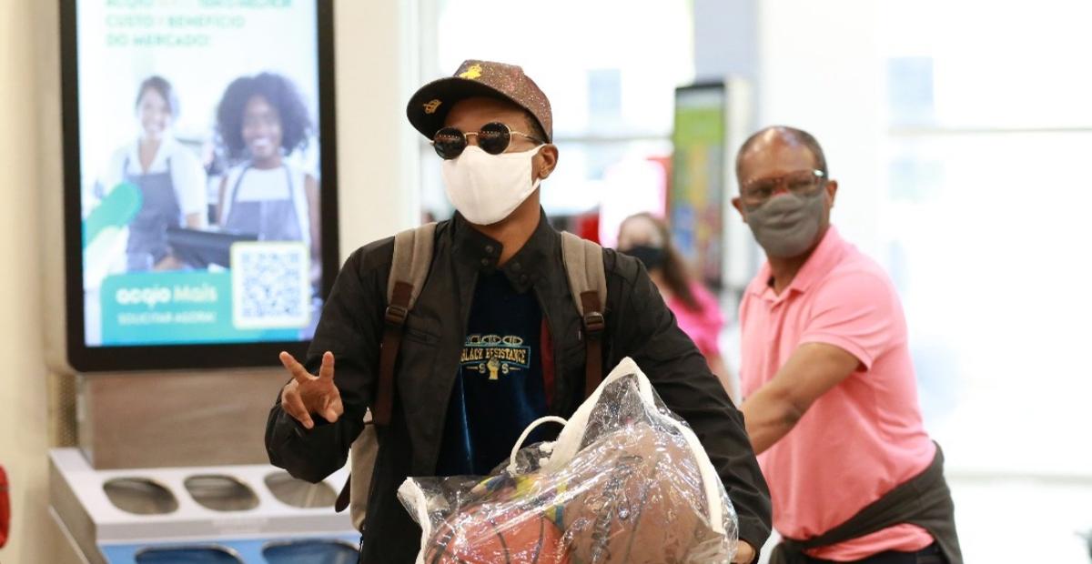 Após suposta traição, ex-BBB Lucas Penteado é flagrado chorando em aeroporto ao lado da noiva