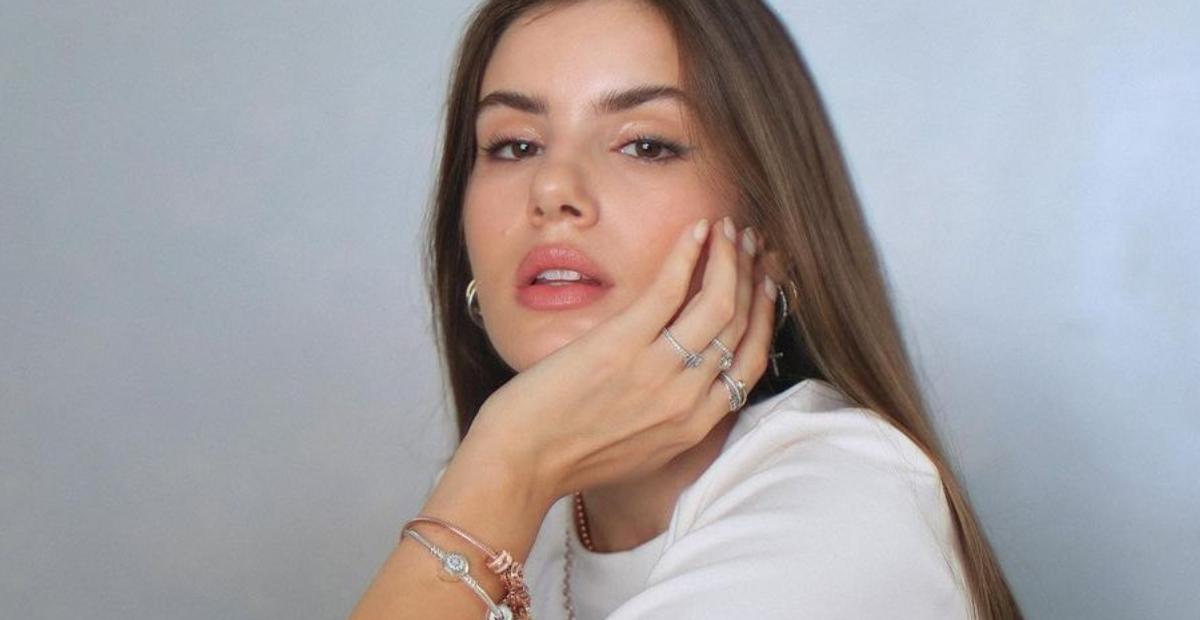 Camila Queiroz aparece deslumbrante nos bastidores de ‘Casamento Às Cegas’, da Netflix