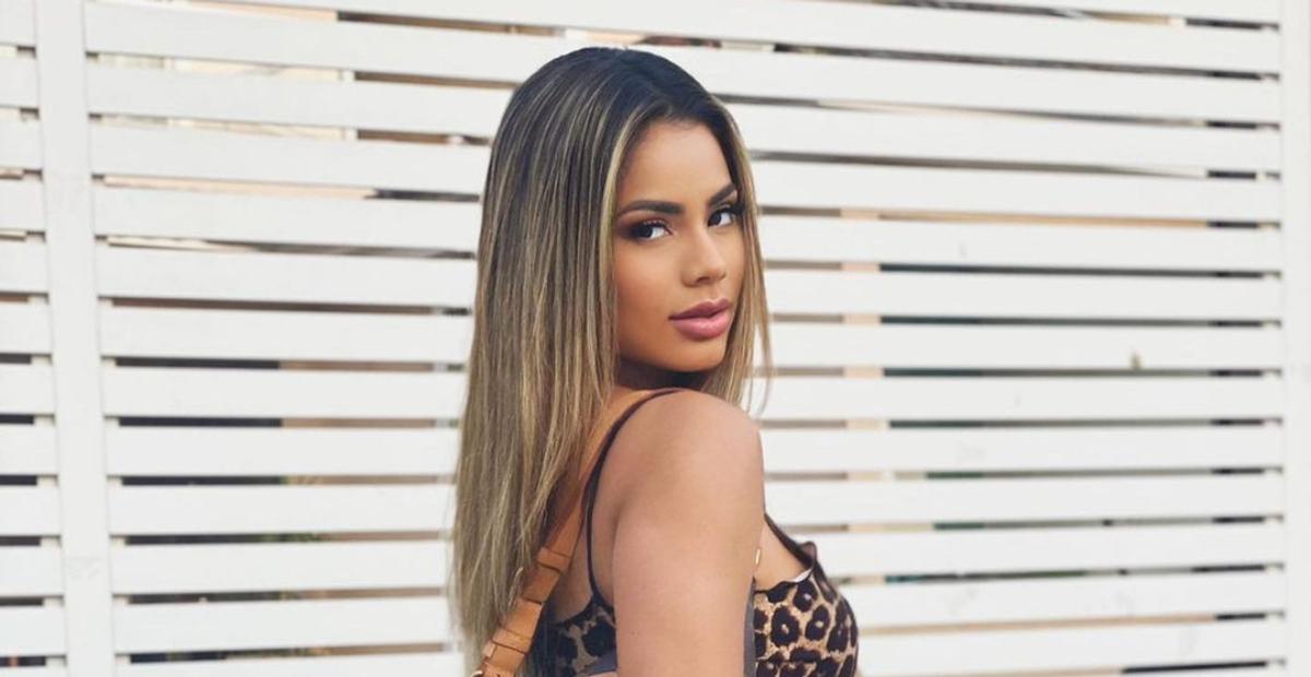 Em hotel de luxo, Lexa ostenta curvas em biquíni fio-dental: ”Perfeita demais”