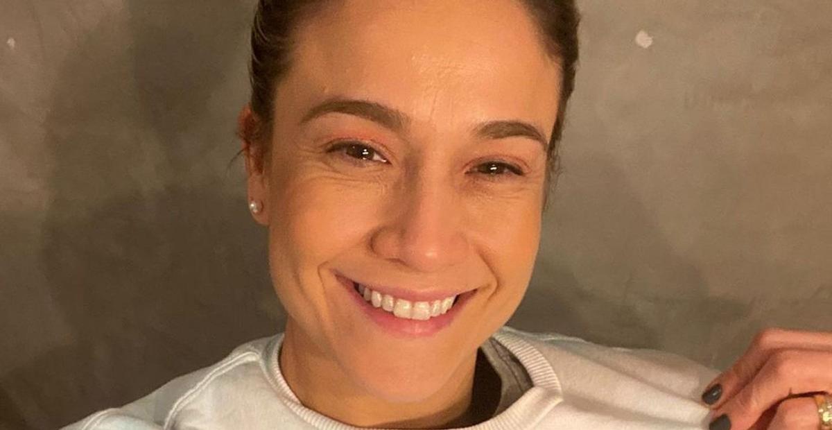 Fernanda Gentil aposta em terninho amarelo e fãs aprovam: ”Belíssima”