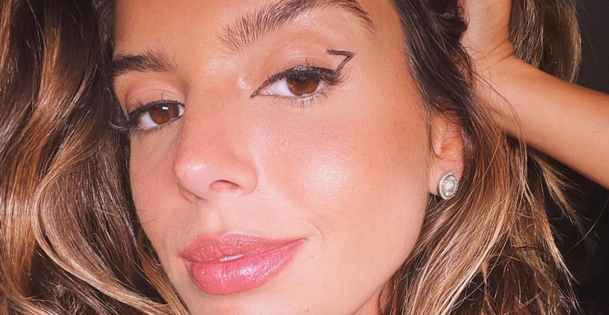 Giovanna Lancellotti surge só de roupão em cliques ousados e fãs elogiam: ”Musa!”