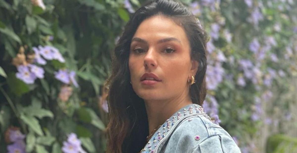 Em Paris, Isis Valverde surge belíssima com look brilhante e poderoso de R$37 mil: ”Deslumbrante”