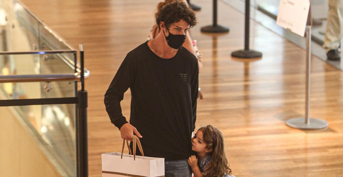 Filha de José Loreto e Débora Nascimento rouba a cena ao surgir de princesa em shopping
