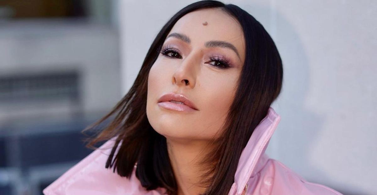 Em Paris, Sabrina Sato surge deslumbrante com vestido transparente grifado já usado por Dua Lipa