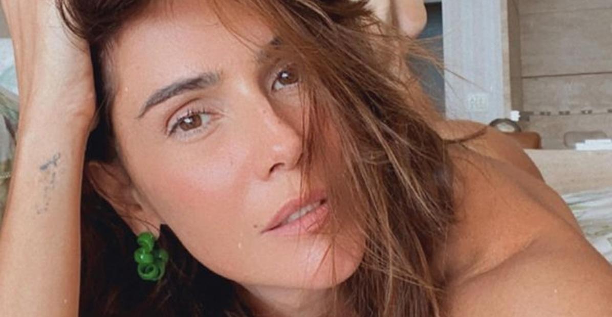 Deborah Secco empina bumbum durante banho de sol e movimenta a web: ”Maravilhosa”