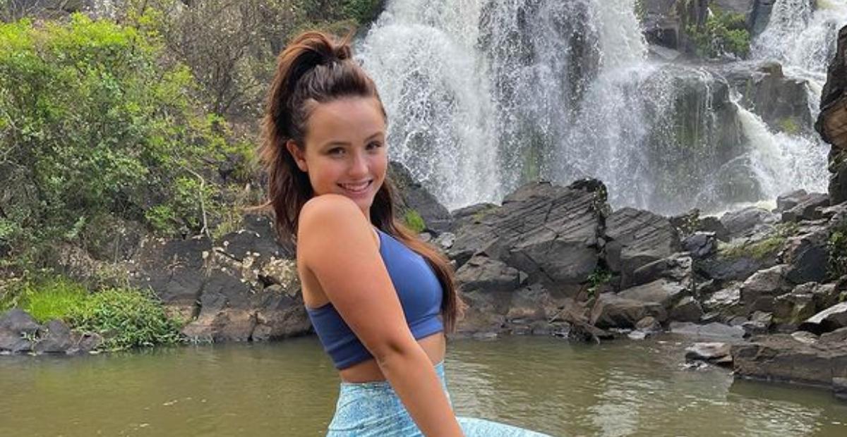 Larissa Manoela curte passeio em cachoeira: ”Momentos pertinho da natureza!”