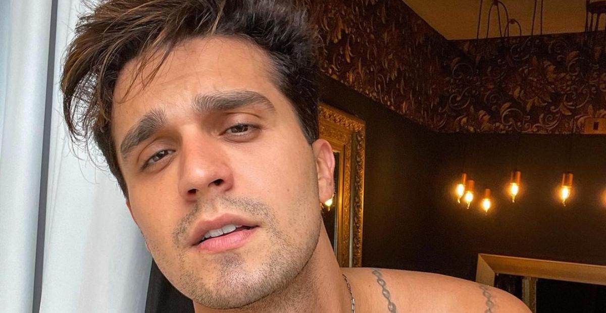 Luan Santana chama atenção da web ao surgir sem camisa: ”Ta gato viu?!”