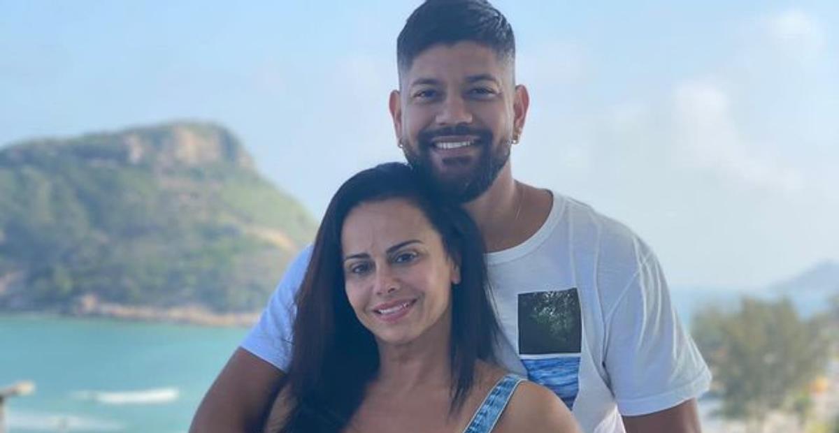 Viviane Araújo surge coladinha ao marido nos bastidores do ‘Caldeirão’
