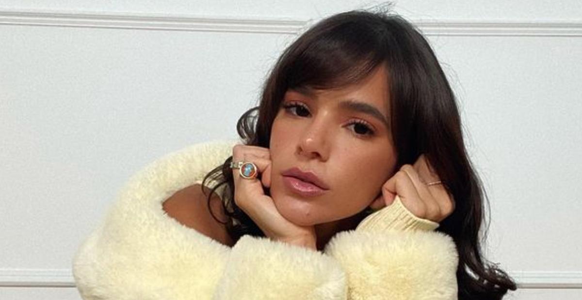 Bruna Marquezine exibe corpo escultural ao usar look justinho e ousado