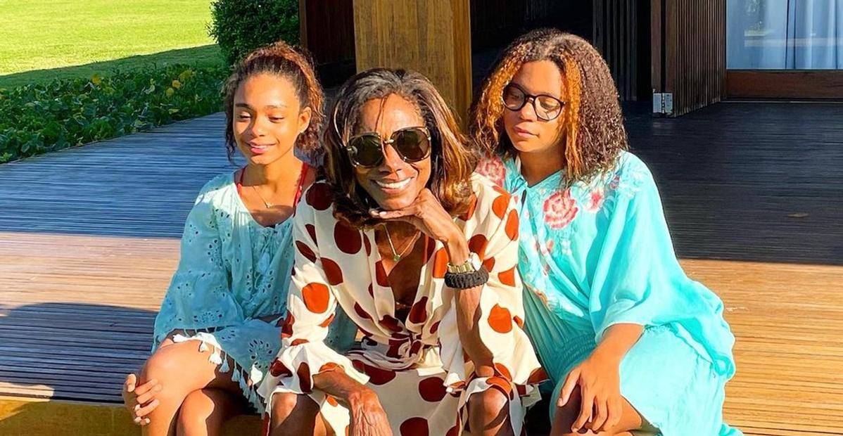 Em dia na piscina, Glória Maria se derrete pelas filhas e confessa: ”Elas também brigam”