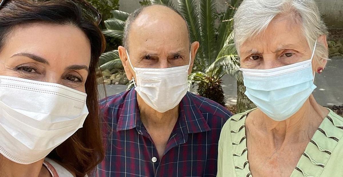 Fátima Bernardes curte o dia ao lado dos pais: ”Os dois já com 3 doses da vacina”