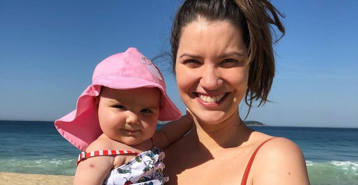 Curtindo praia em família, Nathalia Dill mostra travessura da filha: ”Comendo areia”