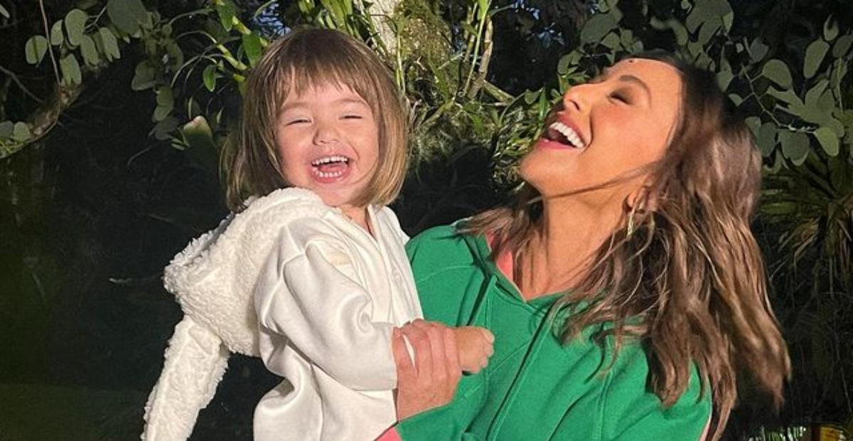 Sabrina Sato se derrete ao postar clique fofo de Zoe: ”Esse sorriso é minha vida”