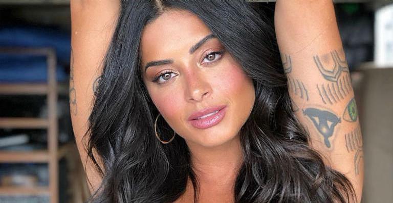 Aline Riscado exibe madeixas naturais e exibe corpão sarado em biquíni cavadíssimo: ”Deusa”