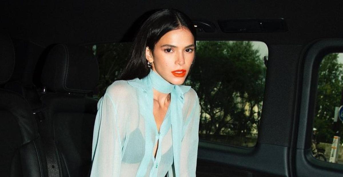 Em Paris, Bruna Marquezine deixa seios à mostra ao eleger look transparente e grifado de R$50 mil