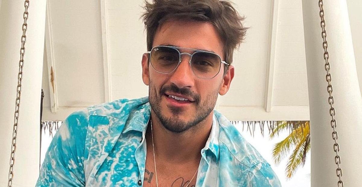 Com camisa desabotoada, Guilherme Napolitano arranca suspiros em Tulum: ”Galã que fala?”