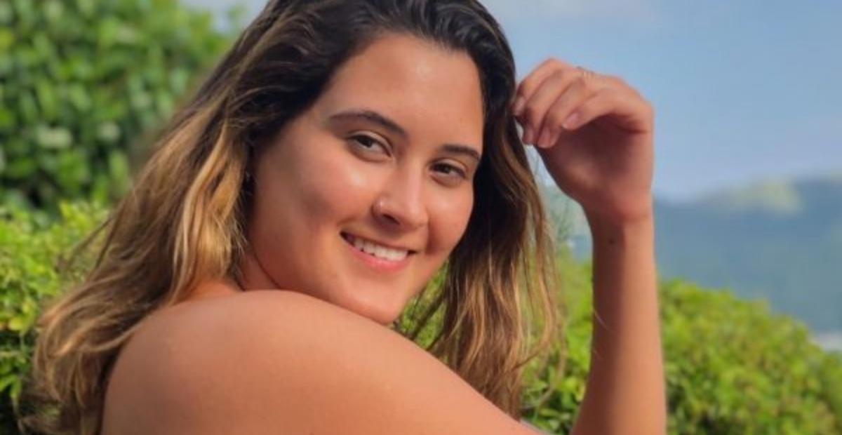 Filha gata de Fátima Bernardes puxa biquíni fininho e exibe curvas: ”Que corpão!”