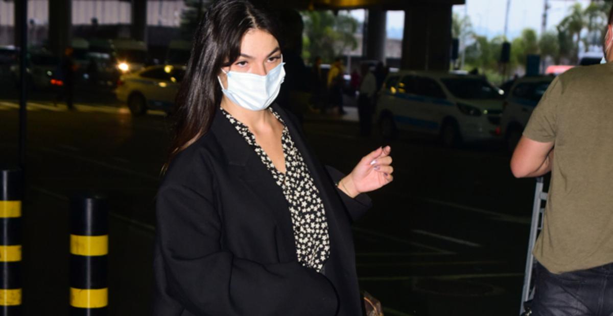 Após looks luxuosos em Paris, Isis Valverde desembarca com roupa simples no Brasil