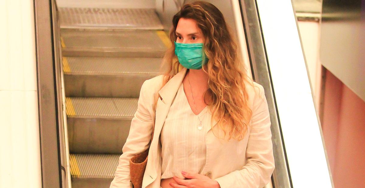 Aos 45 anos, Lavínia Vlasak é flagrada com look de barriga de fora em shopping