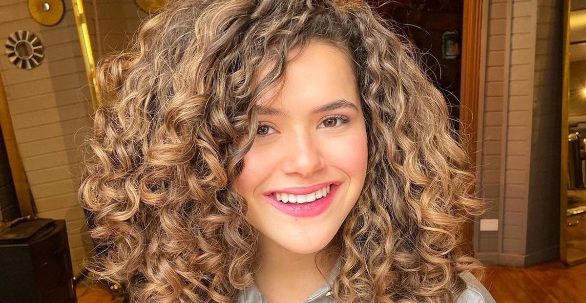 Maisa Silva diverte a web ao resgatar registros pilotando uma bicicleta elétrica em Paris