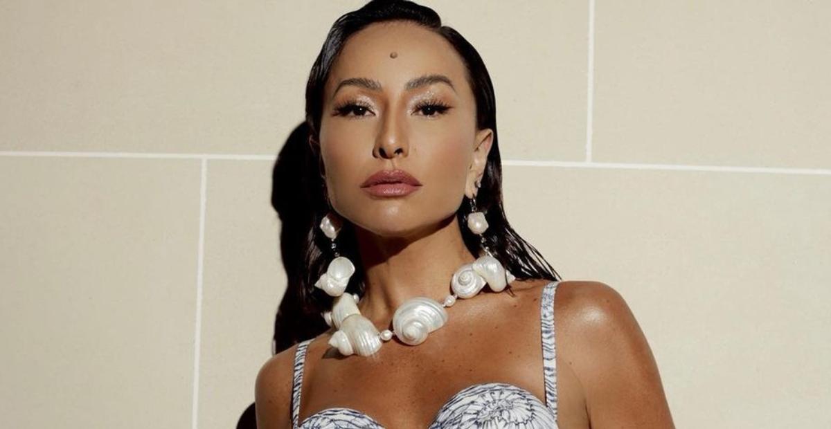 Sabrina Sato aposta em vestido coladinho e chamativo de R$21 mil para curtir noitada em Paris
