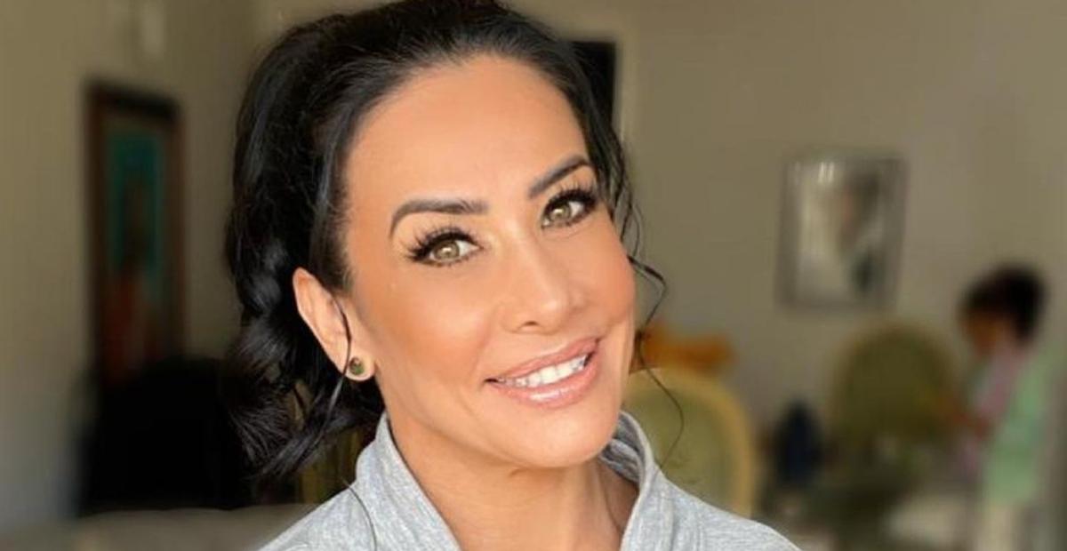 Scheila Carvalho ostenta shape sarado de biquíni fininho em dia de praia: ”Um corpo é um corpo”