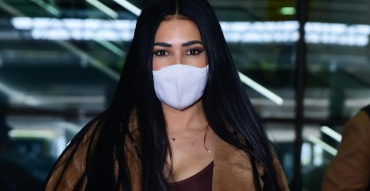Com look estiloso, Simaria desembarca em aeroporto de macacão coladinho após Paris Fashion Week