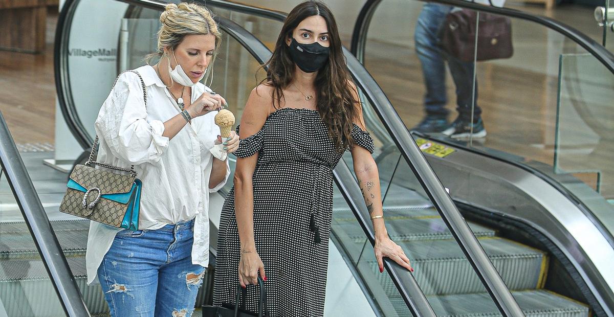 Grávida, Thaila Ayala exibe barriguinha com muito estilo em shopping