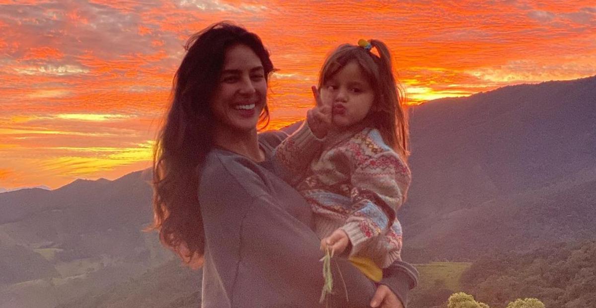 Yanna Lavigne surge diante de lindo pôr do sol na companhia da filha, Madalena