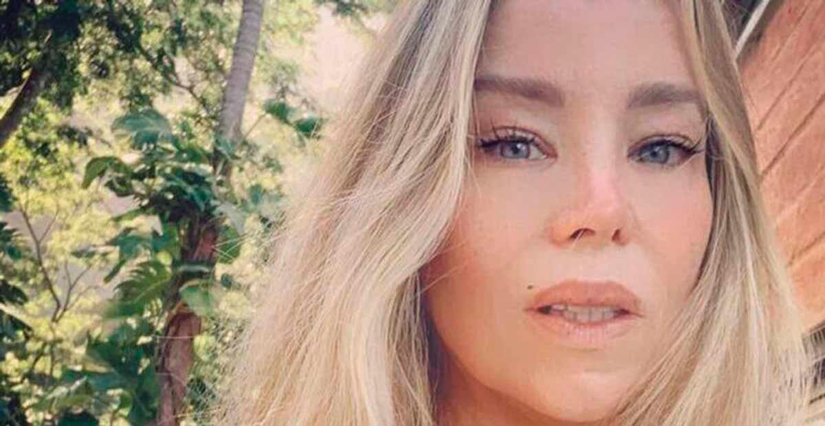 Aos 47 anos, Danielle Winits impressiona com look de barriga de fora: ”Que deusa”