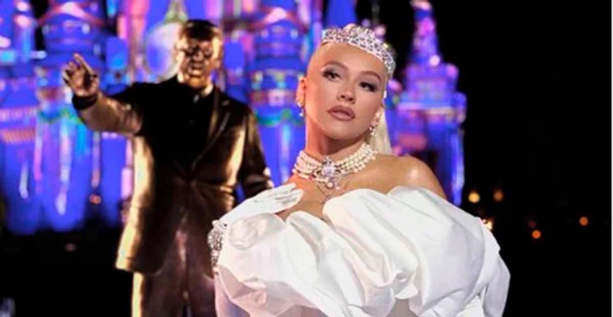 Vestida de princesa, Christina Aguilera surge deslumbrante nos 50 anos da Disney