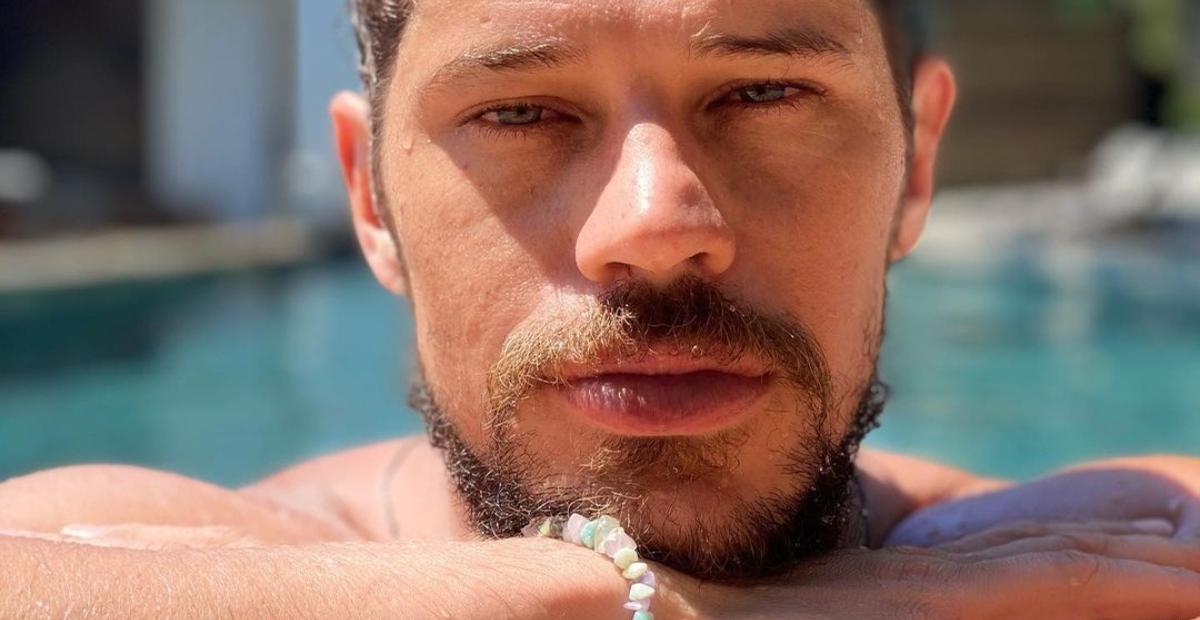 Descamisado, José Loreto leva web à loucura com corpo sarado: ”Lindo demais”