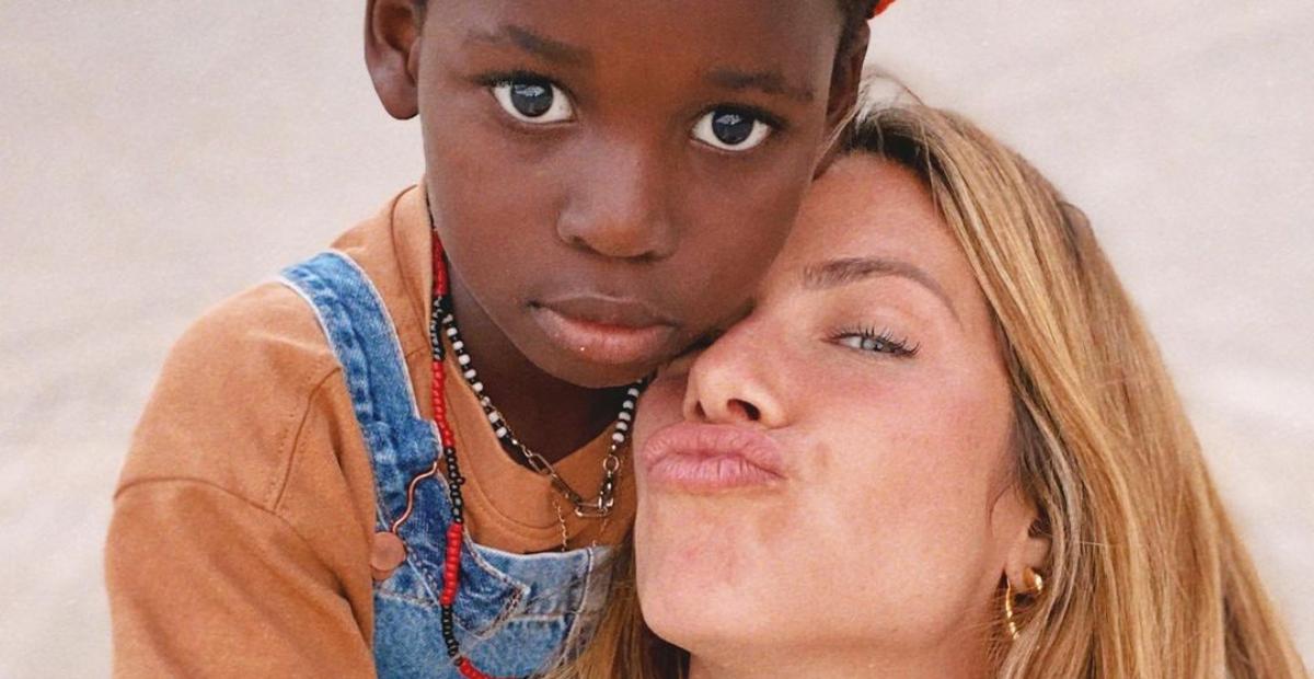 Na Bahia, Giovanna Ewbank registra o filho, Bless, em roda de capoeira