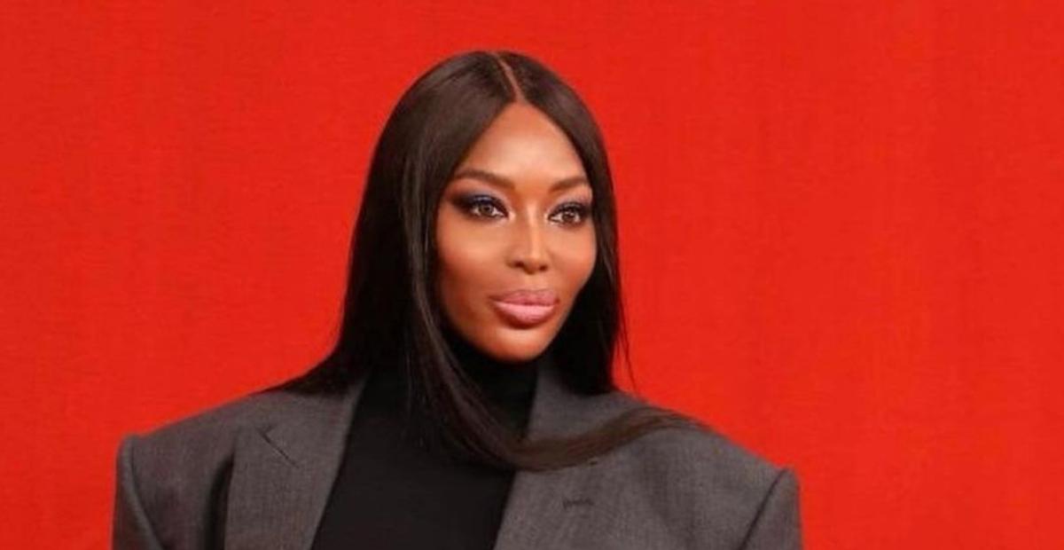 Naomi Campbell aposta em look fashionista e oversized para desfile de moda no Paris Fashion Week