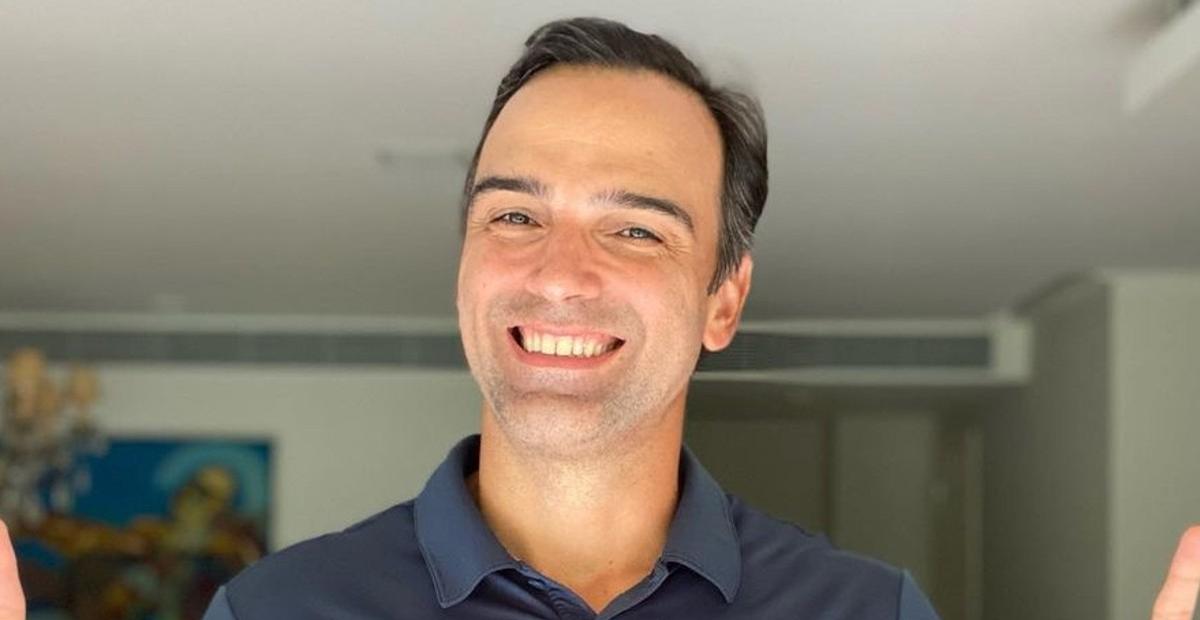 Tadeu Schmidt celebra muito ao completar 2 semanas de sua segunda dose: ”Que alívio!”