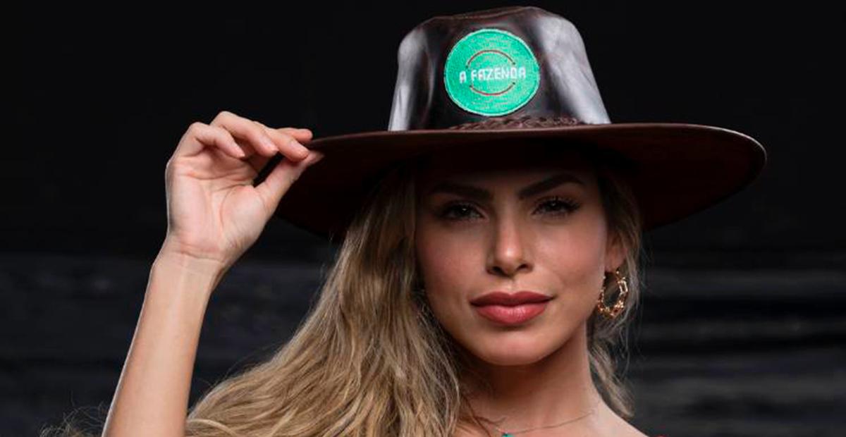 Confinada em A Fazenda, Erika Schneider impressiona ao surgir de fio dental