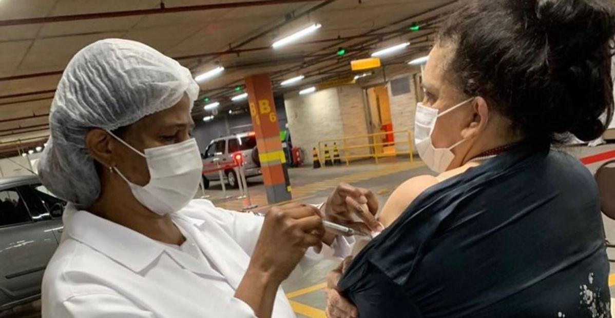 Aos 76 anos, Gal Costa toma dose de reforço da vacina da covid-19 e faz alerta