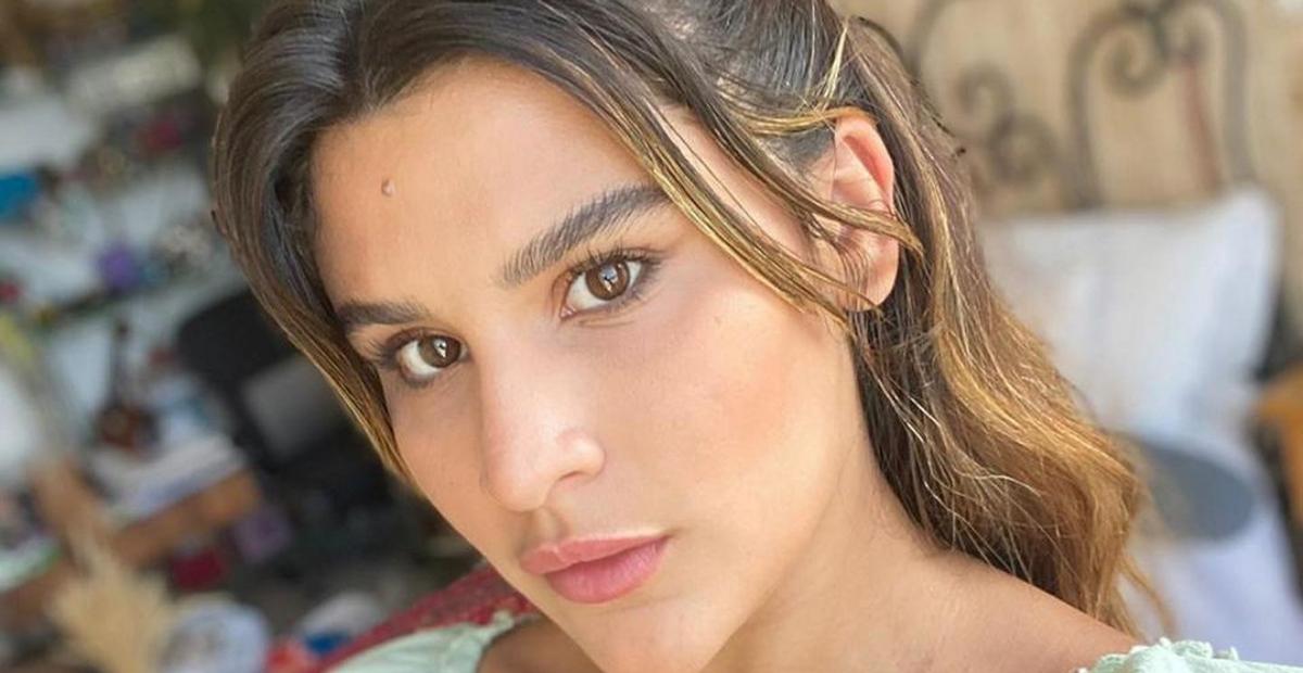 Giulia Costa arranca elogios da web ao posar com maiô decotado: ”Uma lindeza!”
