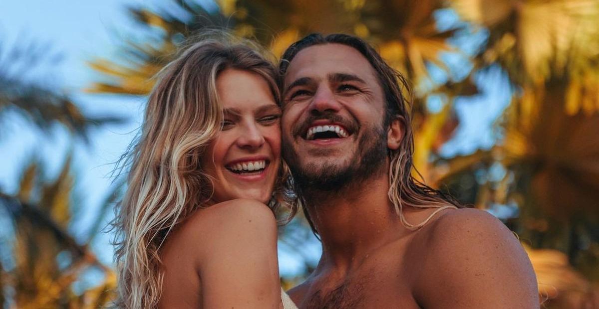 Isabella Santoni e Caio Vaz surgem em momento super romântico durante pôr-do-sol na praia