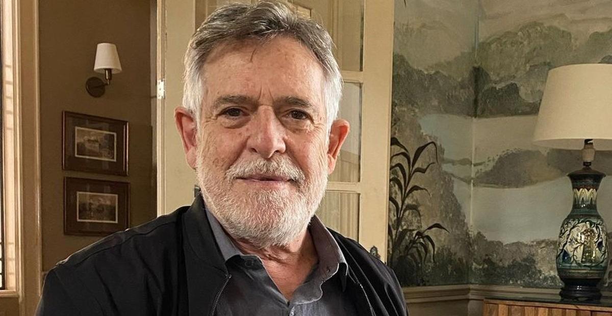 José de Abreu recebe a terceira dose da vacina e brinca: ”Tá passada?”