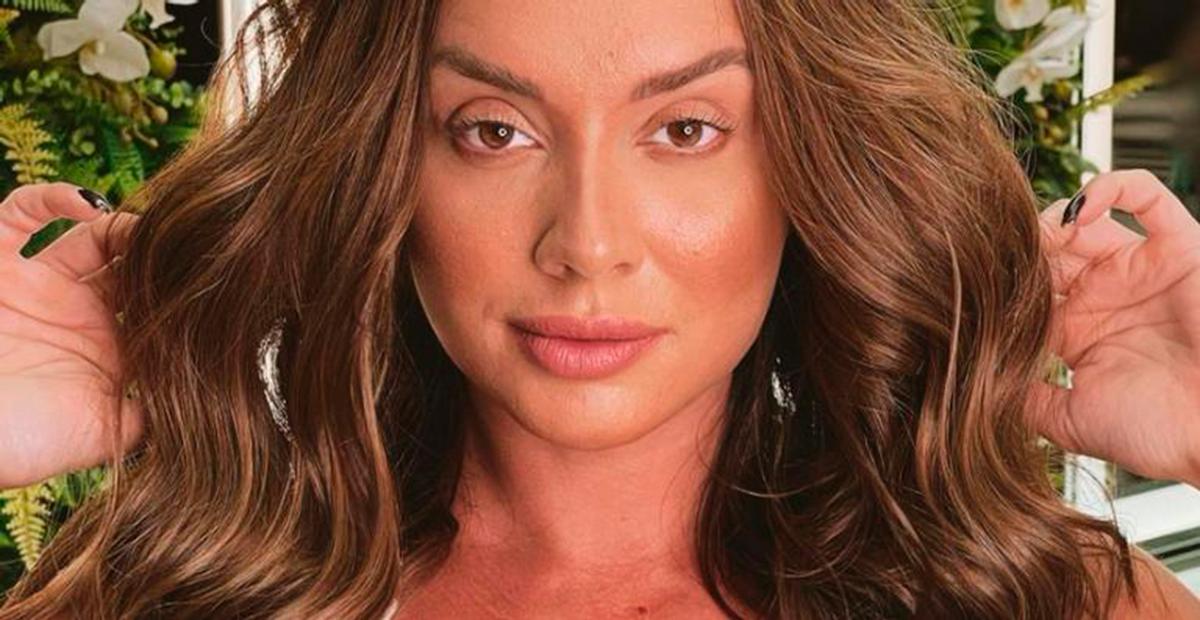 Juju Salimeni impressiona ao ostentar bumbum sarado em seu closet gigante
